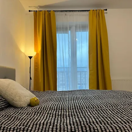 Hint Of Bordeaux Apartment Brasov